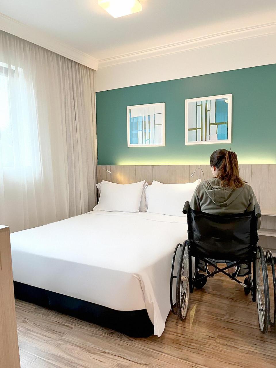 Radisson Oscar Freire Hotel São Paulo Luaran gambar A disabled woman in a wheelchair in a hotel room
